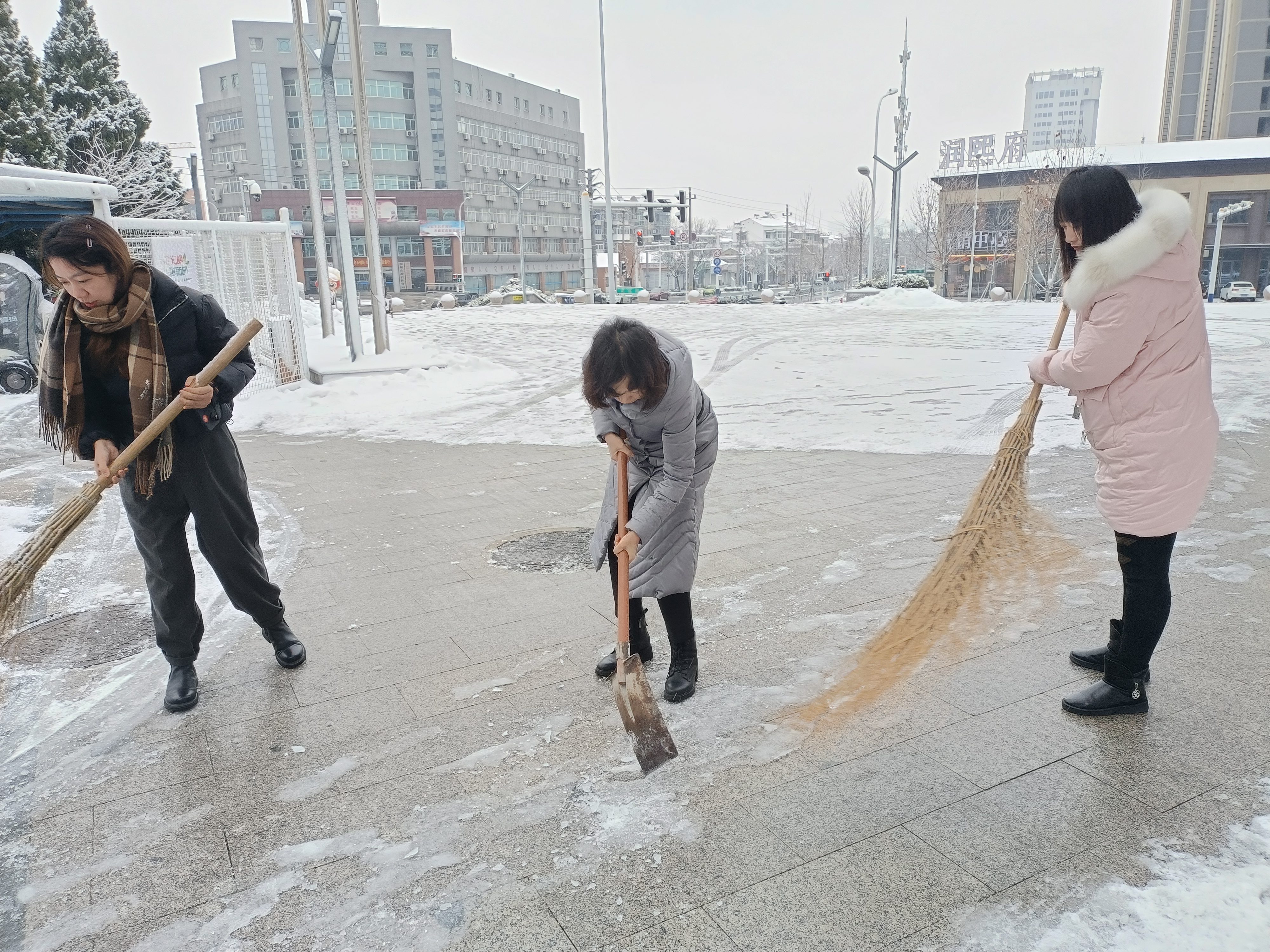 文旅集團(tuán)機(jī)關(guān)黨支部開(kāi)展“掃雪除冰”志愿活動(dòng)